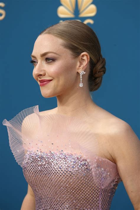 amanda seyfried red carpet